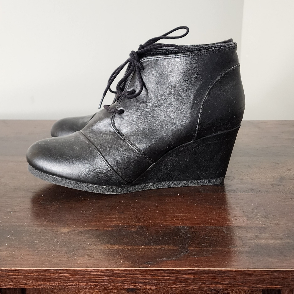 City Classified black wedged lace up shoe Womens 8.5